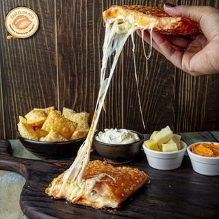 Pastel Três Queijos