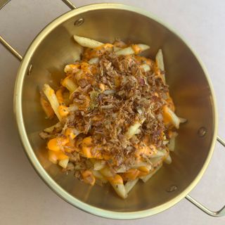 Batata frita com cheddar e cebola crispy