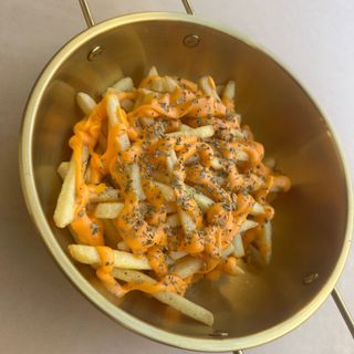 Batata frita com cheddar e oregão