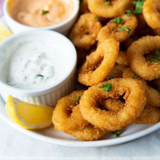 Fried Calamari (6 pcs) with  Garlic Sauce 