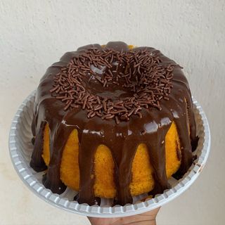Bolo vulcão de cenoura com cobertura de chocolate