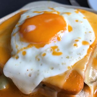 Francesinha à Moda do Porco