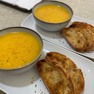 Sopa de mandioca com frango