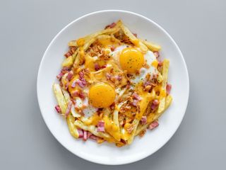 Ovos Rotos com Cheddar e Cebola Frita