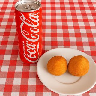 Menu 2 Coxinhas de Frango de 100gr cada, frita na hora que pedido é feito + Bebida