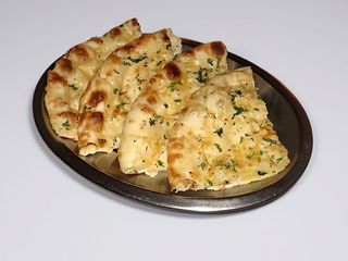 Pão indiano com queijo e alho