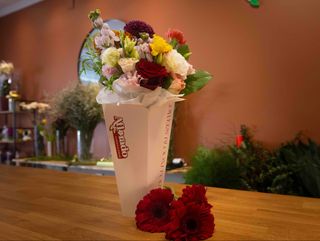 Cone Grande + 3 Gérberas