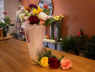 Cone Grande + 3 Rosas