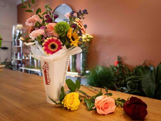 Cone Pequeno + 3 Rosas