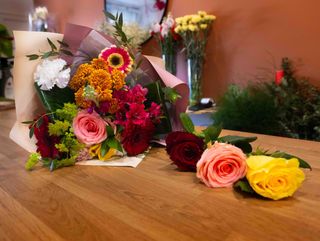 Arranjo Mix + 3 Rosas