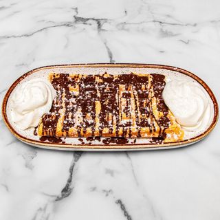 Waffle com Chocolate Quente e Chantilly