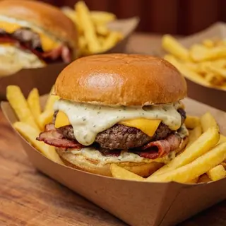 Hambúrguer Clássico com Queijo e Bacon + BATATA generosa