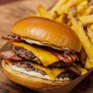 Hambúrguer Duplo com Queijo e Bacon + BATATA generosa