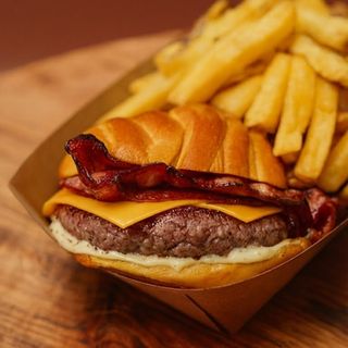 Hambúrguer no Pão Croissant com Bacon + BATATA generosa