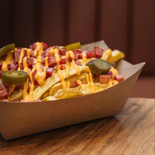 Batata com Enchidos Portugueses e Molho de Queijo