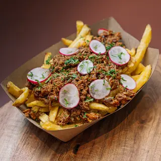 Batata com Pá de Porco Desfiada e Molho BBQ