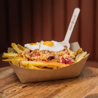 Batata Francesinha (Molho + Carne + Ovo + Queijo)