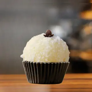 Brigadeiro beijinho com coco
