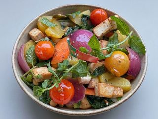 Salada de Grão de Bico, espinafre, legumes salteados e Tofu