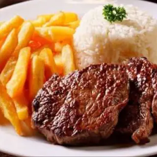 Bife com batatas fritas