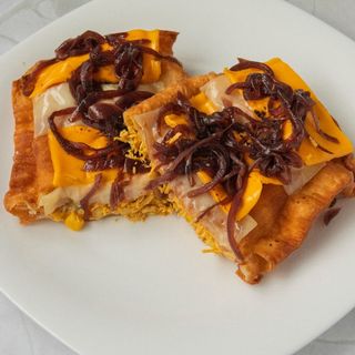 Frango explosão de queijo com cebola caramelizada