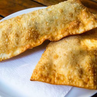 Pastel com Frango, Carne e Tomate com Batata frita