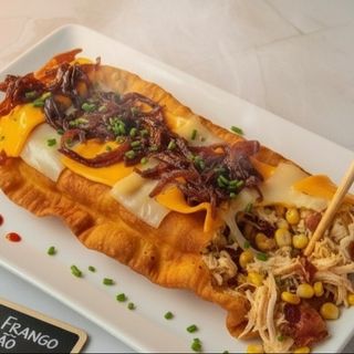 Frango explosão de queijo com cebola caramelizada