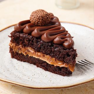 Bolo de chocolate, doce de leite & brigadeiro