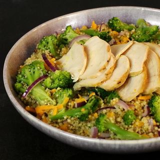 Salada de Frango com Quinoa, Brócolos e Cheddar