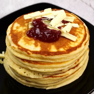 Torre de Panquecas proteícas de Chocolate branco + Doce frutos vermelhos