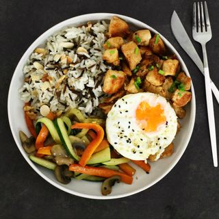 Frango com Ovo estrelado + Arroz selvagem + Legumes gourmet (250g)