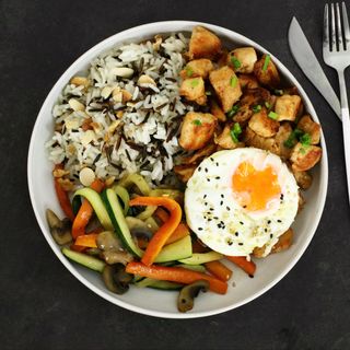 Frango com Ovo estrelado + Arroz selvagem + Legumes gourmet (450g)