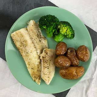 Filete de Pescada + Batatinhas Assadas + Brócolos (250g)