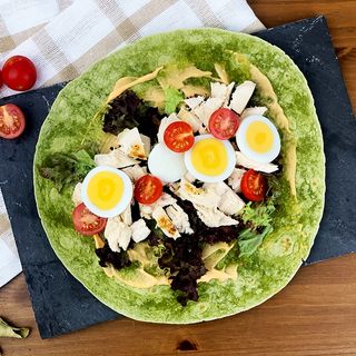 Wrap de Frango com Ovo e Tomate