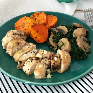 Frango grelhado com alho e oregãos + Batata doce + Espinafres e cogumelos (250g)