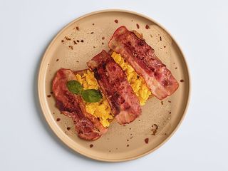 Tosta de Ovos Mexidos e Bacon