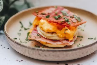 Panqueca com Ovos Mexidos e Bacon