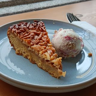 Tarte de Amêndoa com Gelado