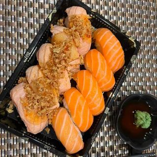 T11. Nigiri de salmão  