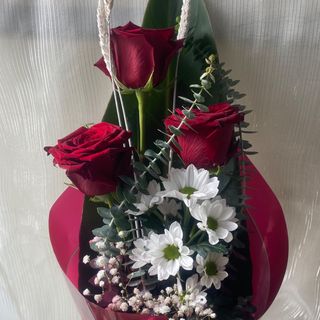 Ramo com 3 Rosas e 1 pé de Margaridas 
