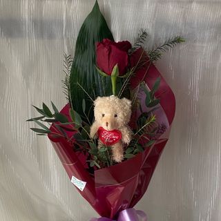 1 rosa vermelha arranjada com ursinho de peluche 