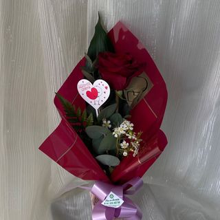 1 rosa vermelha com placa Amo te muito