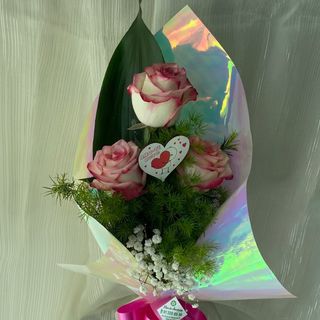 Ramo 3 rosas rosa com placa Amo te muito