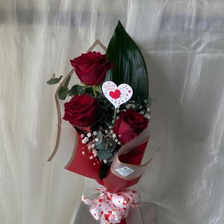 Ramo 3 rosas vermelhas com placa Amo te muito