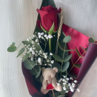 1 rosa vermelha arranjada com ursinho de peluche 