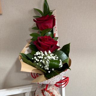 Ramo com 2 rosas vermelhas