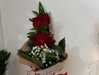 Ramo com 2 rosas vermelhas
