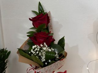 Ramo com 2 rosas vermelhas