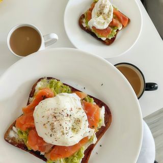 Tosta de abacate e feta