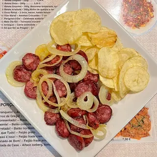 Calabresa acebolada e batatas Frita